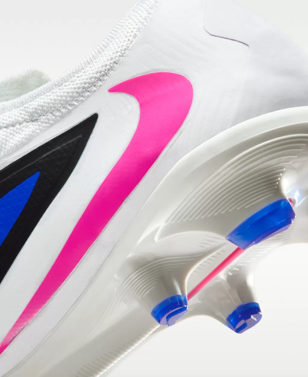 Бутсы полупрофессиональные Nike Phantom 6 Low Pro FG